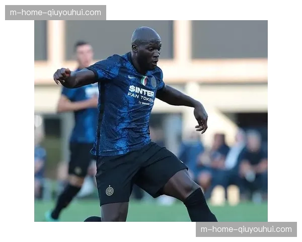 巴黎杜埃前场支点：9号位背身拿球与分球策应